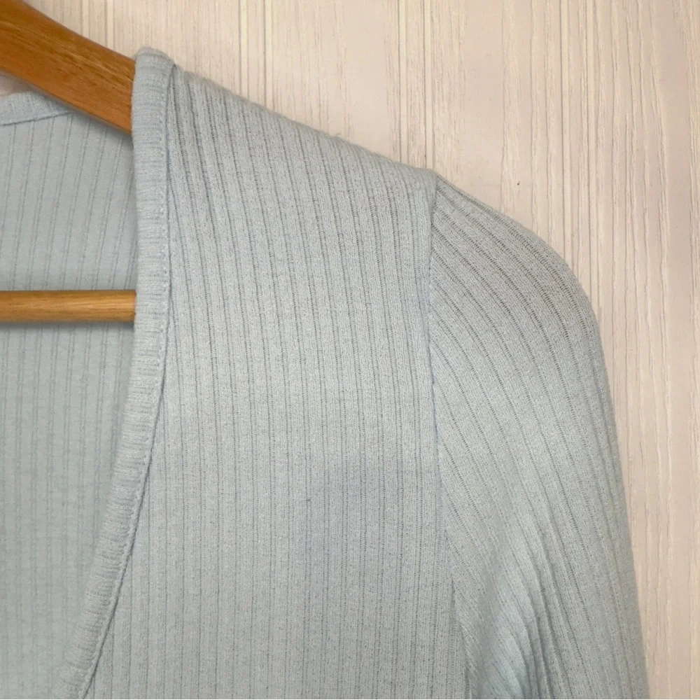 H & M Divided light blue cropped top size M - Picture 3 of 6